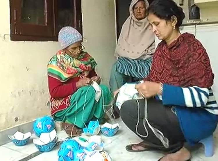 फुटबॉल स‍िलने पर रोज म‍िलते हैं 25 रुपये, शरणार्थ‍ियों की ज‍िंदगी का सच