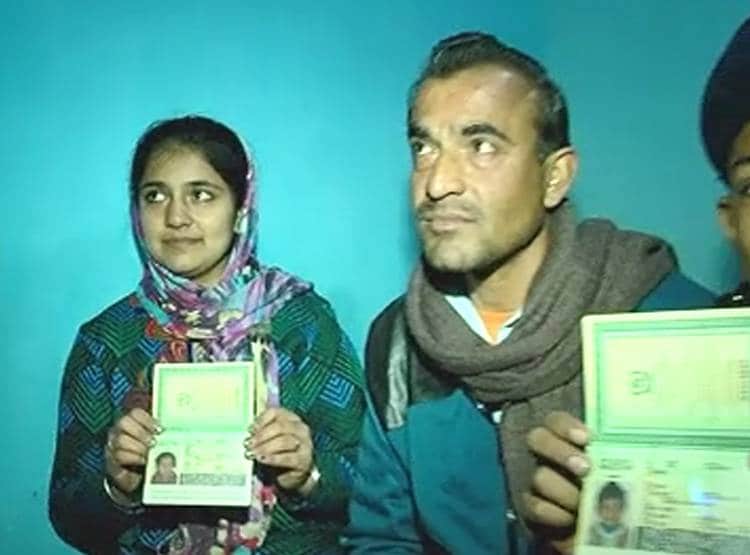 फुटबॉल स‍िलने पर रोज म‍िलते हैं 25 रुपये, शरणार्थ‍ियों की ज‍िंदगी का सच