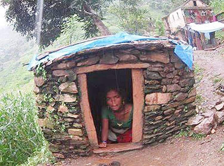 पीरियड्स की भयानक प्रथा, इस देश में घर से बाहर झोपड़ियों में रहती हैं लड़कियां