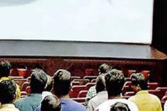 थिएटर में गर्लफ्रेंड से रोमांस कर रहा था पति, पत्नी ने रंगे हाथ पकड़ा, फिर...