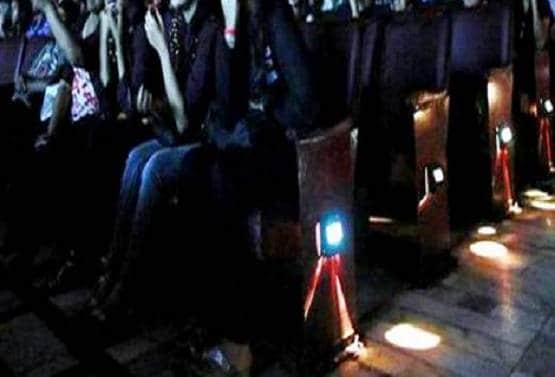 थिएटर में गर्लफ्रेंड से रोमांस कर रहा था पति, पत्नी ने रंगे हाथ पकड़ा, फिर...