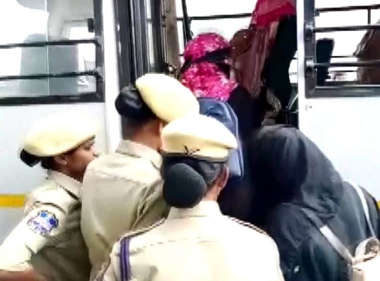 CAA पर भारत बंद, सड़क पर संग्राम, कई जगह 144, रोकी ट्रेनें