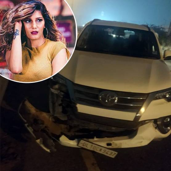 सड़क हादसे में बाल-बाल बचीं सपना, कार का हुआ बुरा हाल, देखें तस्वीरें