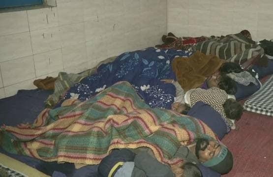 ठंड के कहर से जम गई झील, उत्तर भारत में और बढ़ेगी ठिठुरन