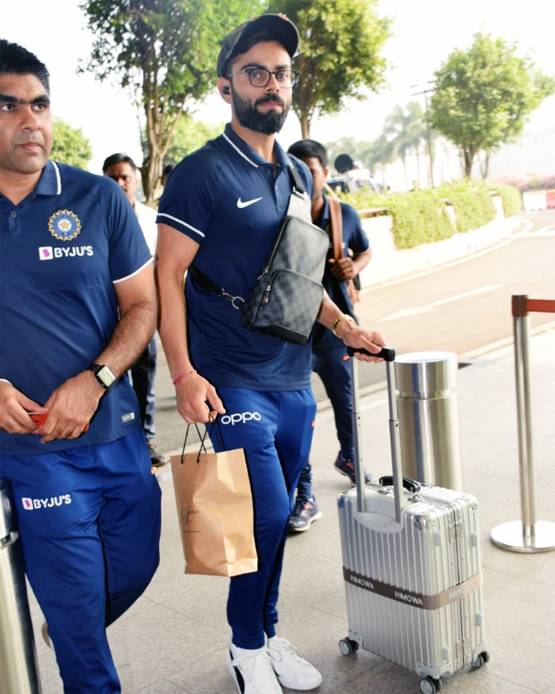 कोहली के रन रिकॉर्ड से ज्यादा है अनुष्का के इस बैग की कीमत