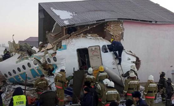 बंद हुआ सिग्नल और बिल्डिंग में घुसा प्लेन! देखिए तस्वीरें