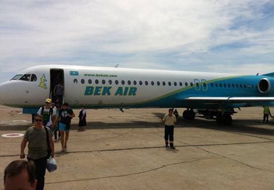 बंद हुआ सिग्नल और बिल्डिंग में घुसा प्लेन! देखिए तस्वीरें