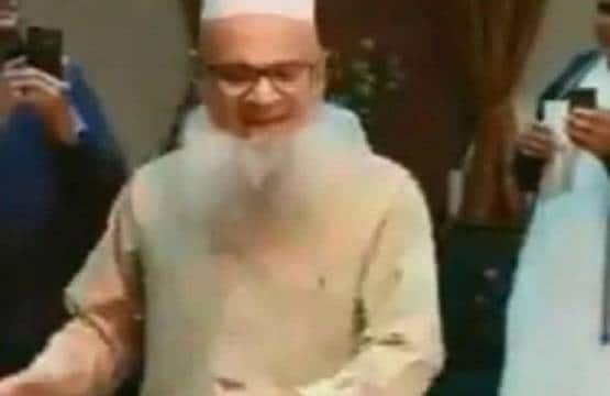 'घर आया मेरा परदेसी' पर 'चाचा जान' के जबरदस्त ठुमके, वीडियो वायरल