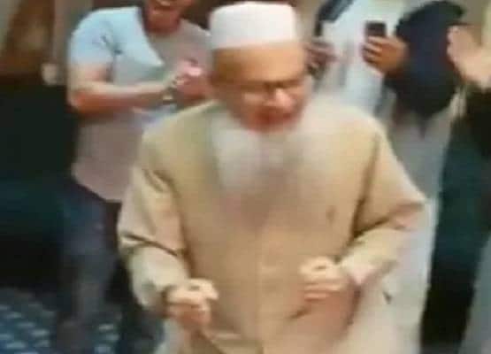 'घर आया मेरा परदेसी' पर 'चाचा जान' के जबरदस्त ठुमके, वीडियो वायरल