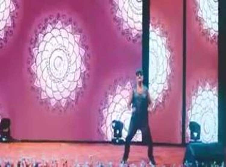 70 साल के डॉक्टर का ऋतिक रोशन जैसा डांस इंटरनेट पर मचा रहा सनसनी