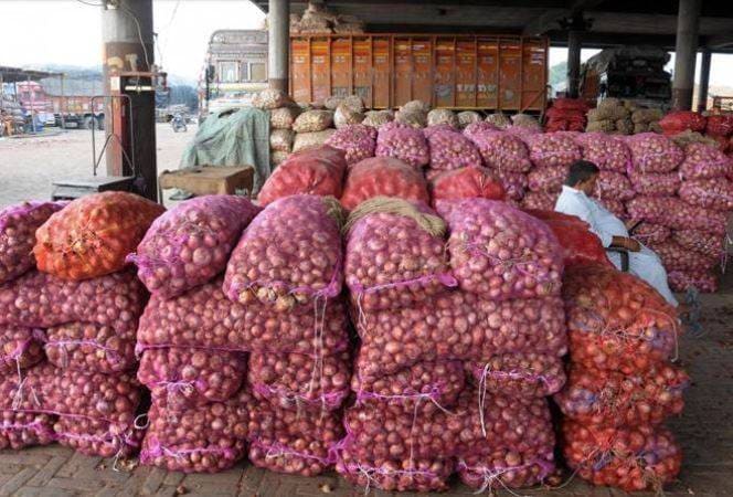 दुकानदार का अनोखा ऑफर, स्मार्टफोन खरीदो और मुफ्त पाओ प्याज