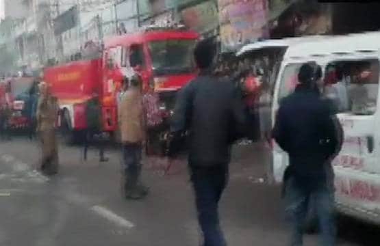 दिल्ली: संकरी गलियां, सटी बिल्डिंग, देखें- आग के तांडव की तस्वीरें