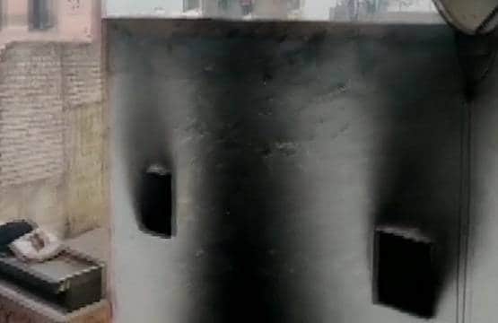 दिल्ली: संकरी गलियां, सटी बिल्डिंग, देखें- आग के तांडव की तस्वीरें