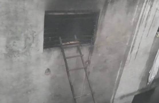 दिल्ली: संकरी गलियां, सटी बिल्डिंग, देखें- आग के तांडव की तस्वीरें