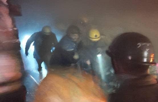 दिल्ली: संकरी गलियां, सटी बिल्डिंग, देखें- आग के तांडव की तस्वीरें