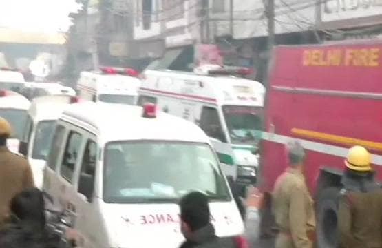 दिल्ली: संकरी गलियां, सटी बिल्डिंग, देखें- आग के तांडव की तस्वीरें