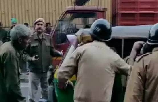 दिल्ली: संकरी गलियां, सटी बिल्डिंग, देखें- आग के तांडव की तस्वीरें