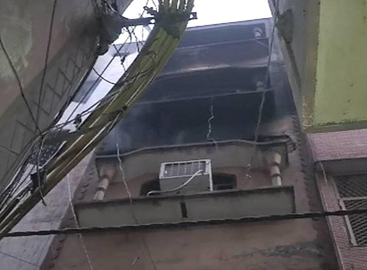 दिल्ली: 43 मौत के बाद भी ठंडी नहीं पड़ी आग, ब‍िल्ड‍िंग में धुआं