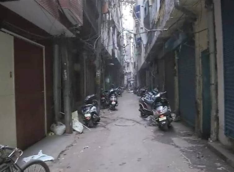 दिल्ली: 43 मौत के बाद भी ठंडी नहीं पड़ी आग, ब‍िल्ड‍िंग में धुआं