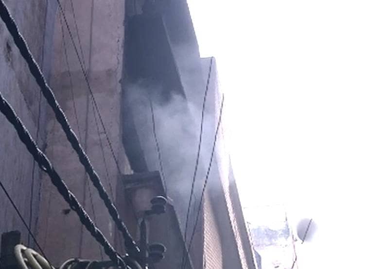 दिल्ली: 43 मौत के बाद भी ठंडी नहीं पड़ी आग, ब‍िल्ड‍िंग में धुआं
