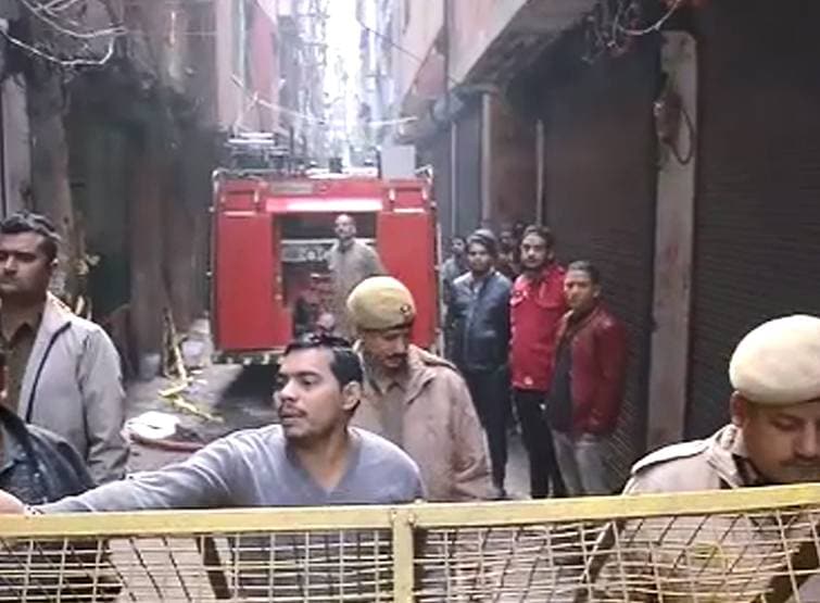 दिल्ली: 43 मौत के बाद भी ठंडी नहीं पड़ी आग, ब‍िल्ड‍िंग में धुआं