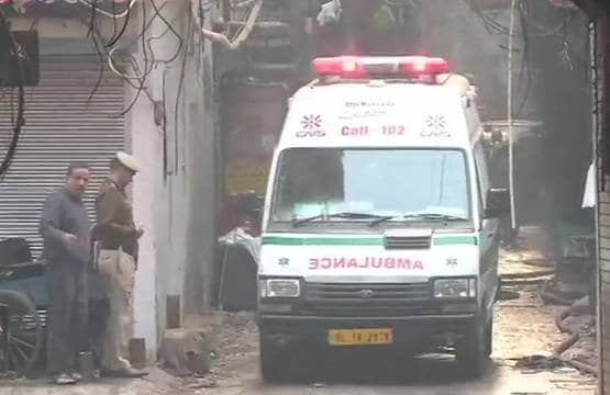 दिल्ली: संकरी गलियां, सटी बिल्डिंग, देखें- आग के तांडव की तस्वीरें