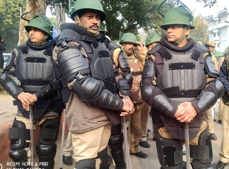 अब पुलिस से टकराए उपद्रवी तो लगेगा 12 वोल्ट का करंट