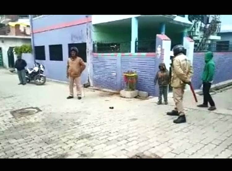 ड‍िब्बी समझ कर बच्चे ने आग में डाला देसी बम, उड़ गए हाथ के चीथड़े