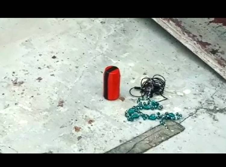 ड‍िब्बी समझ कर बच्चे ने आग में डाला देसी बम, उड़ गए हाथ के चीथड़े