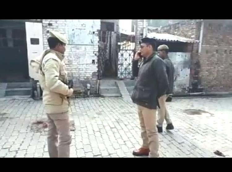 ड‍िब्बी समझ कर बच्चे ने आग में डाला देसी बम, उड़ गए हाथ के चीथड़े