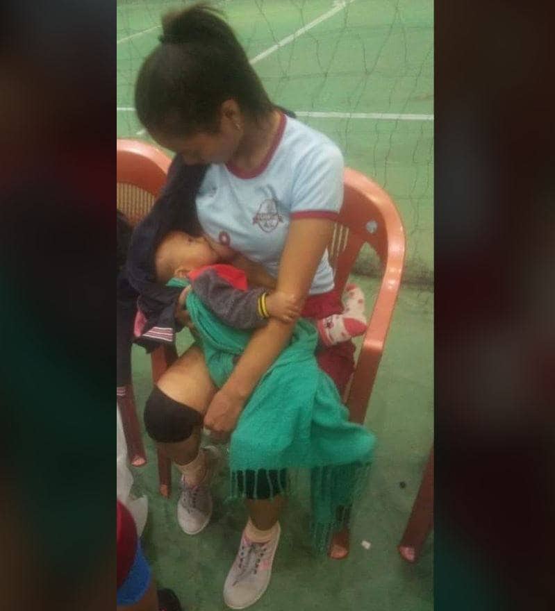 प्रैक्टिस के बीच वॉलीबॉल प्लेयर ने बच्चे को पिलाया दूध, वायरल हुई तस्वीर