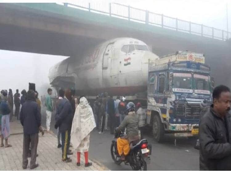 जब ओवर ब्रिज के नीचे फंस गया हवाई जहाज, वीडियो वायरल