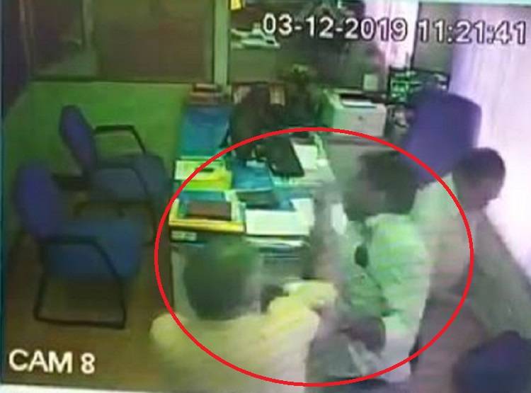 बैंक से नहीं मिला लोन तो बंदूक लेकर मैनेजर के दफ्तर में घुसा और...