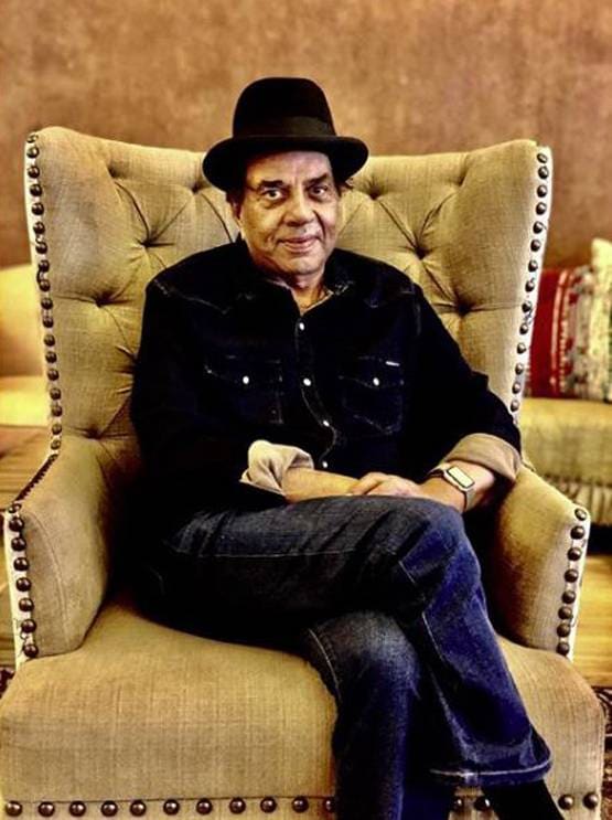 धर्मेंद्र ने नातिन राध्या संग यूं सेलिब्रेट किया 84वां बर्थडे, देखें PHOTOS