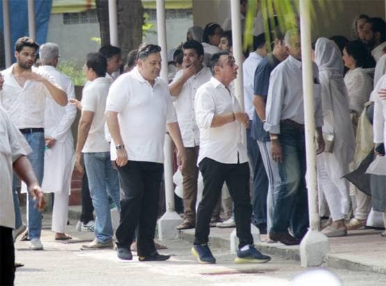 ट्व‍िंकल की नानी की अंतिम यात्रा में पहुंचे सेलेब्स, अक्षय ने दिया कंधा