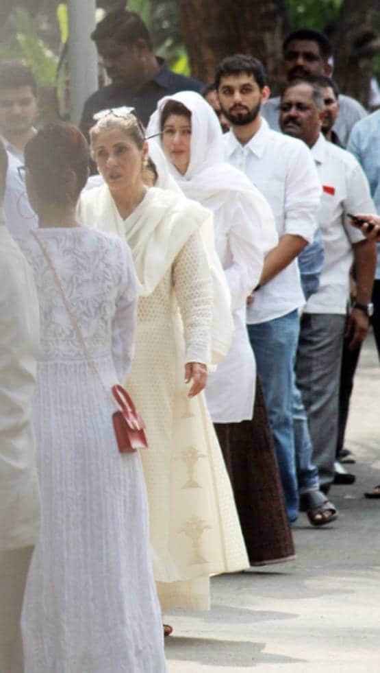 ट्व‍िंकल की नानी की अंतिम यात्रा में पहुंचे सेलेब्स, अक्षय ने दिया कंधा