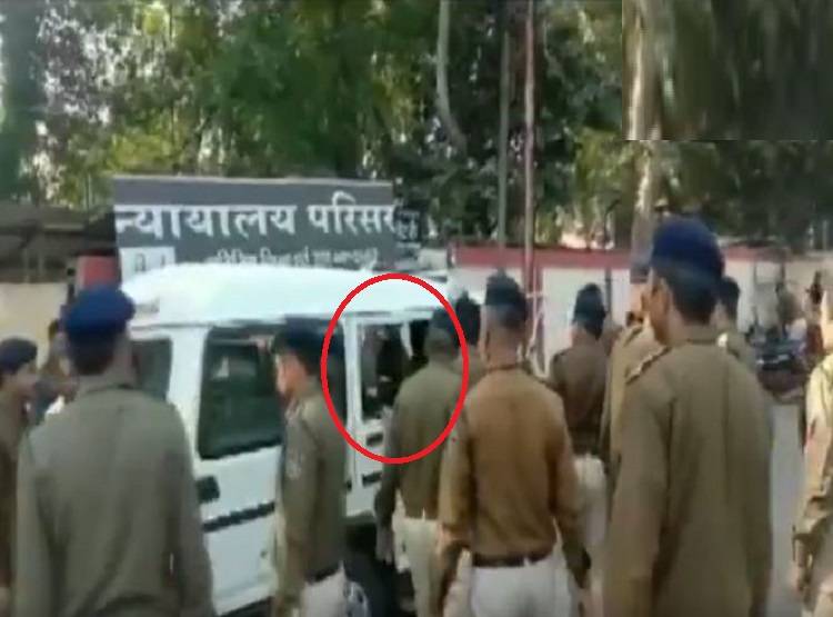 कोर्ट में दिखा मासूम से रेप का आरोपी, वकीलों ने ही कर दी पिटाई