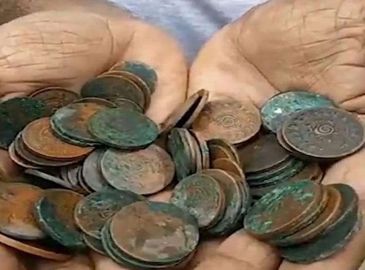 लॉटरी से जीते 7 करोड़ रुपये से खरीदी जमीन, खुदाई में भी निकला खजाना