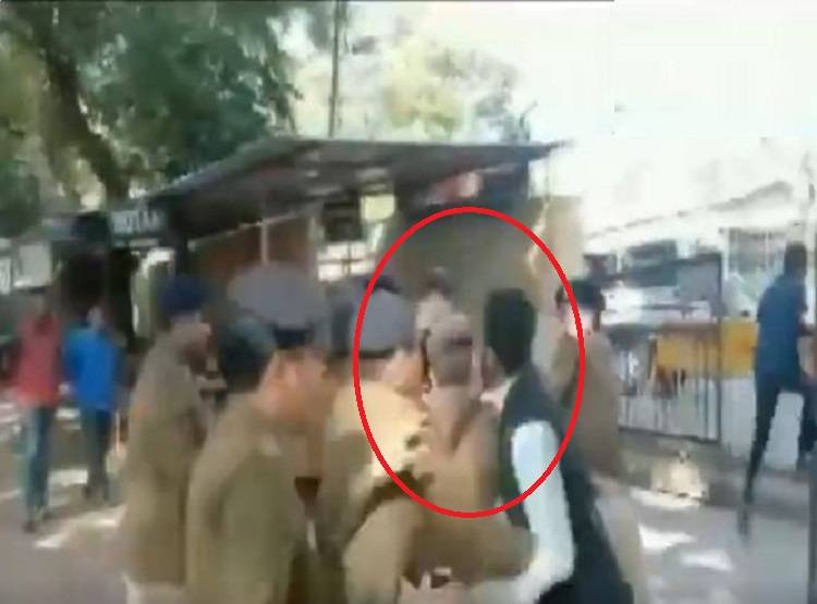 कोर्ट में दिखा मासूम से रेप का आरोपी, वकीलों ने ही कर दी पिटाई