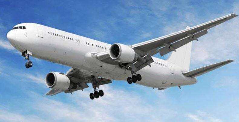 जब ओवर ब्रिज के नीचे फंस गया हवाई जहाज, वीडियो वायरल