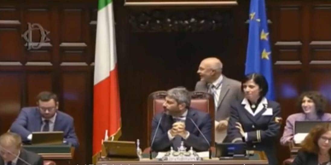 संसद में जारी थी बहस, तभी मंत्री ने गर्लफ्रेंड से पूछा- शादी करोगी