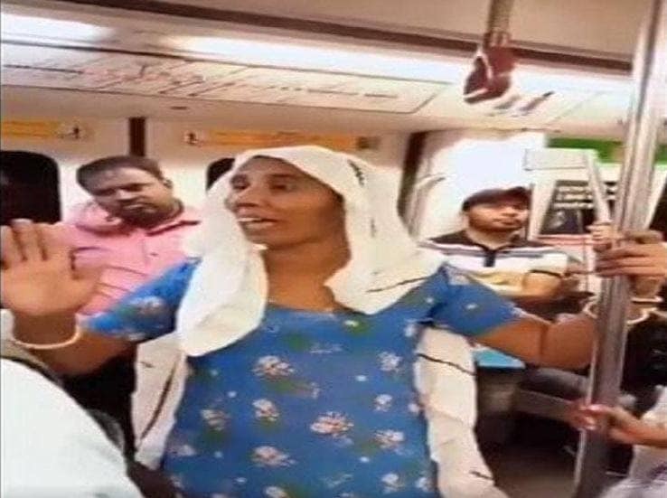 मेट्रो में एक बार फिर Kiss करता हुआ कपल का वीडियो वायरल