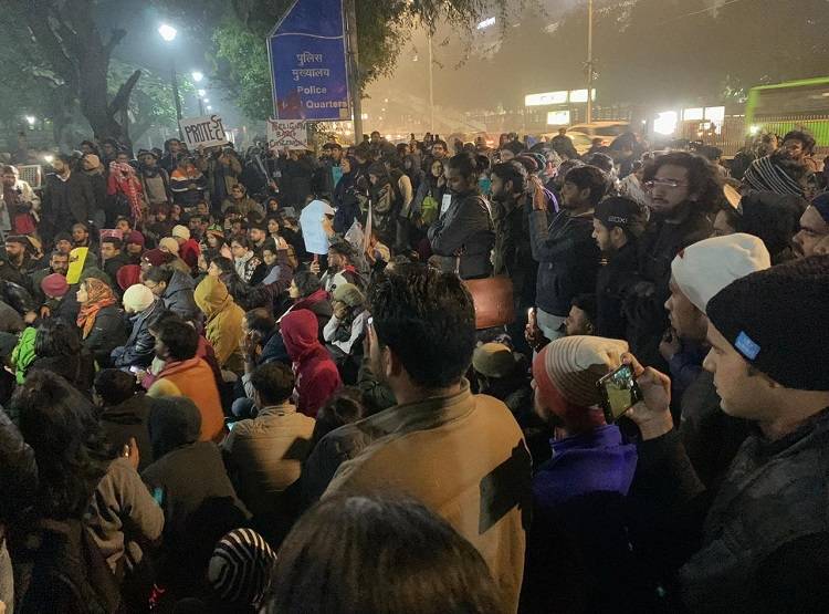 पुलिस के वायरल वीडियो से घर जाने पर मजबूर दिल्ली के छात्र, केस दर्ज