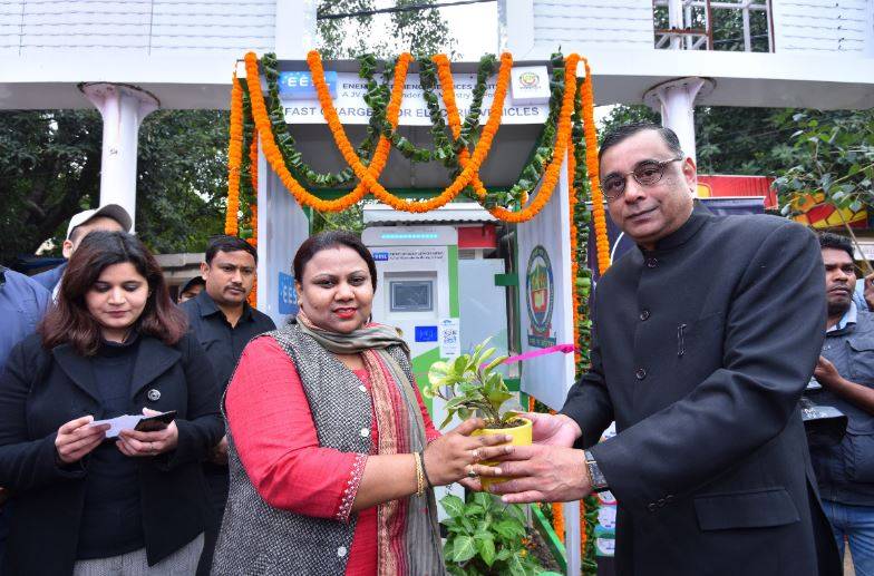 अब लें इलेक्ट्रिक कार! दिल्ली में बिछने लगा चार्जिंग स्टेशन का जाल