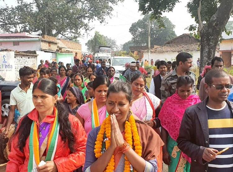 झारखंड: सबसे कम उम्र की MLA, मां तड़ीपार-पिता जेल में, फिर भी जीतीं