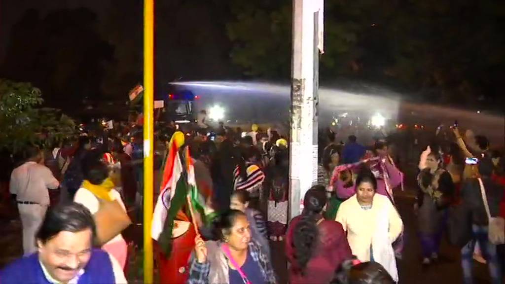 उन्नाव गैंगरेप पर फूटा गुस्सा, इंडिया गेट पर पुलिस से भिड़ीं लड़कियां