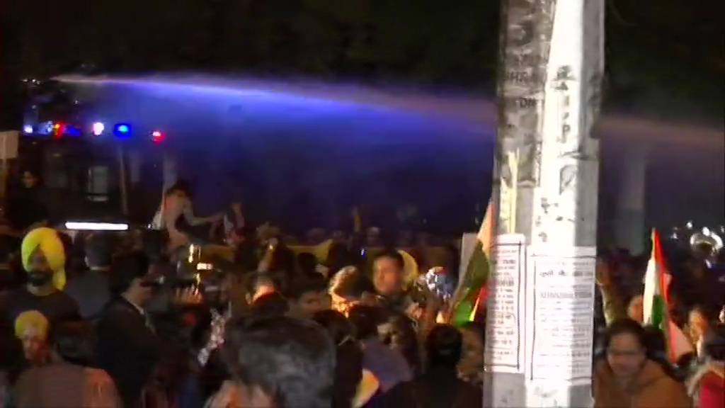 उन्नाव गैंगरेप पर फूटा गुस्सा, इंडिया गेट पर पुलिस से भिड़ीं लड़कियां