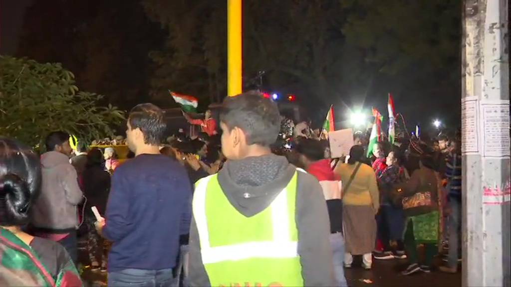 उन्नाव गैंगरेप पर फूटा गुस्सा, इंडिया गेट पर पुलिस से भिड़ीं लड़कियां