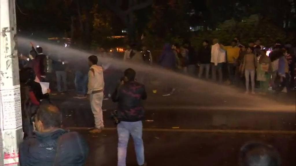 उन्नाव गैंगरेप पर फूटा गुस्सा, इंडिया गेट पर पुलिस से भिड़ीं लड़कियां