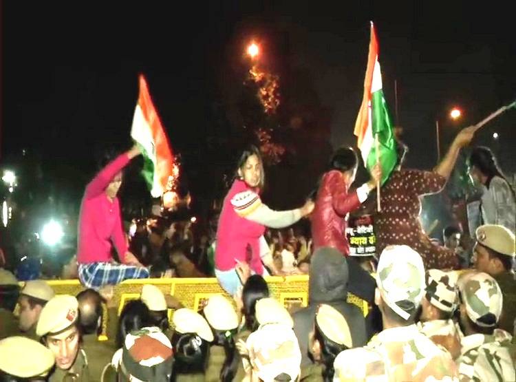 उन्नाव गैंगरेप पर फूटा गुस्सा, इंडिया गेट पर पुलिस से भिड़ीं लड़कियां
